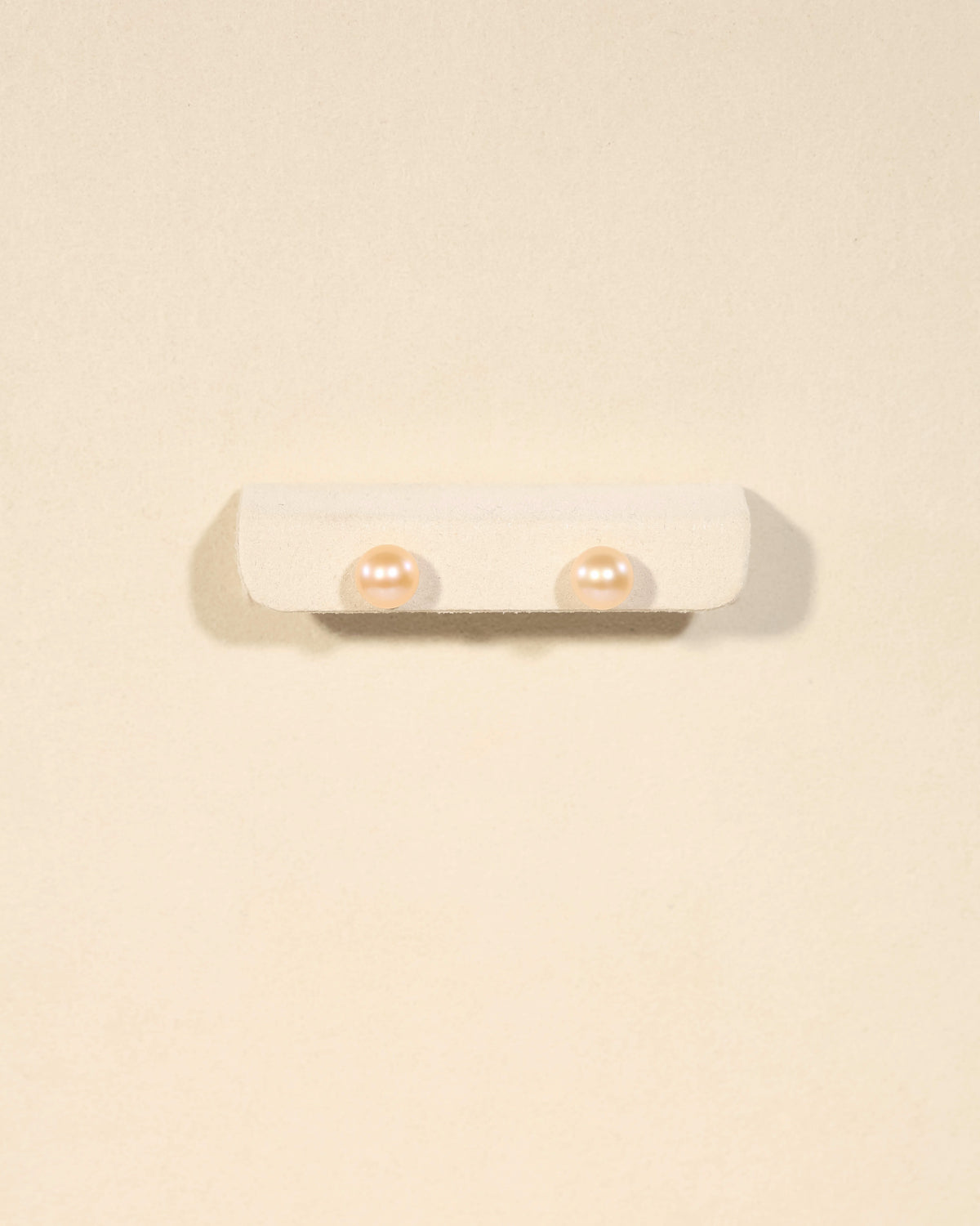 Pearl Stud Earrings in 18K Yellow Gold – DER00161