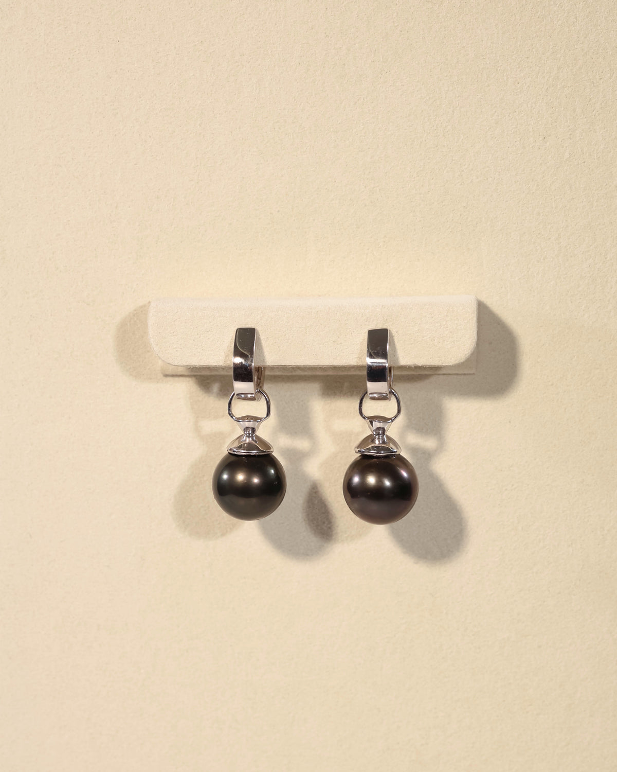 Black Pearl Drop Earrings in 18K White Gold – DER00197