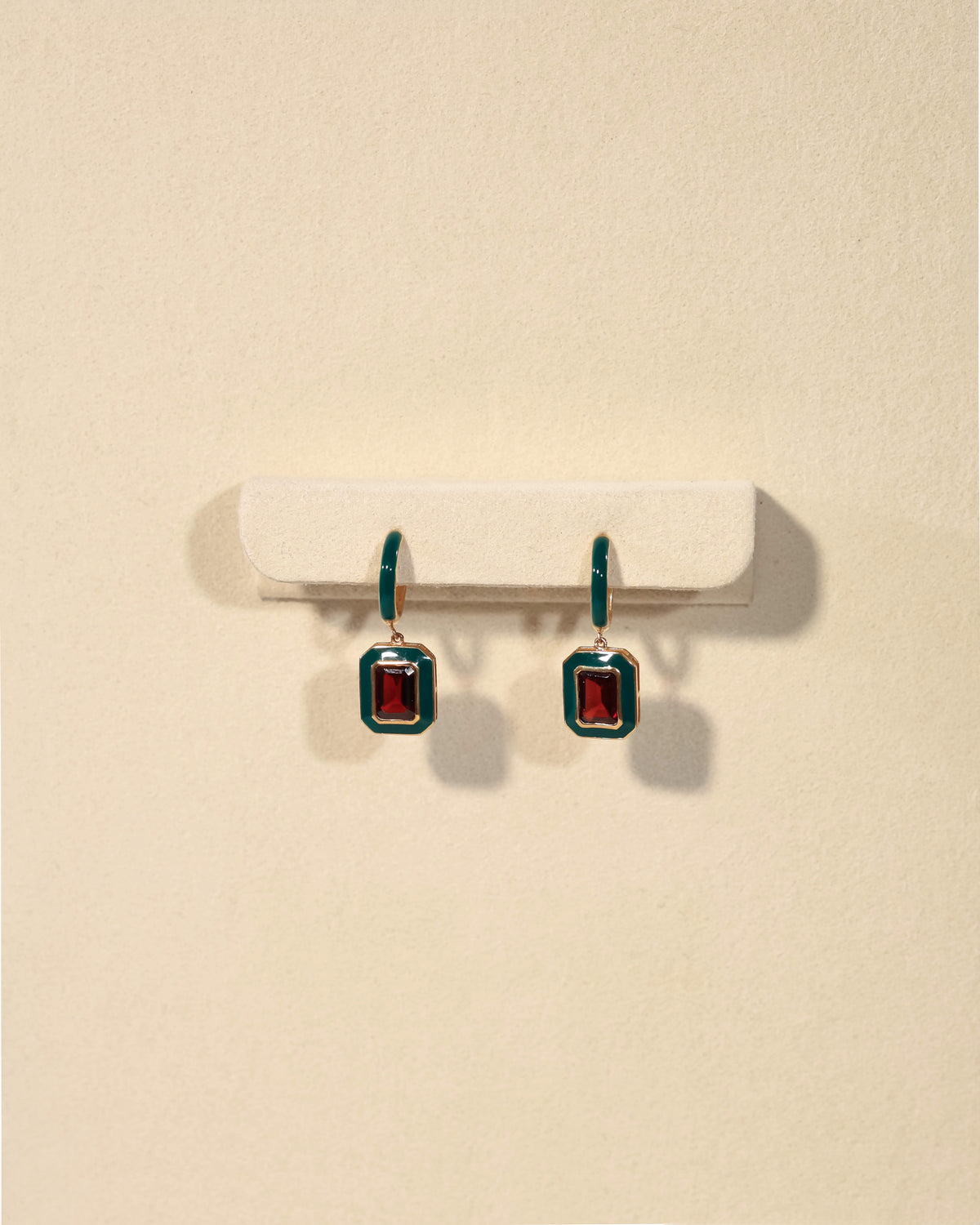 Garnet Drop Earrings in 18K Yellow Gold – DER00294