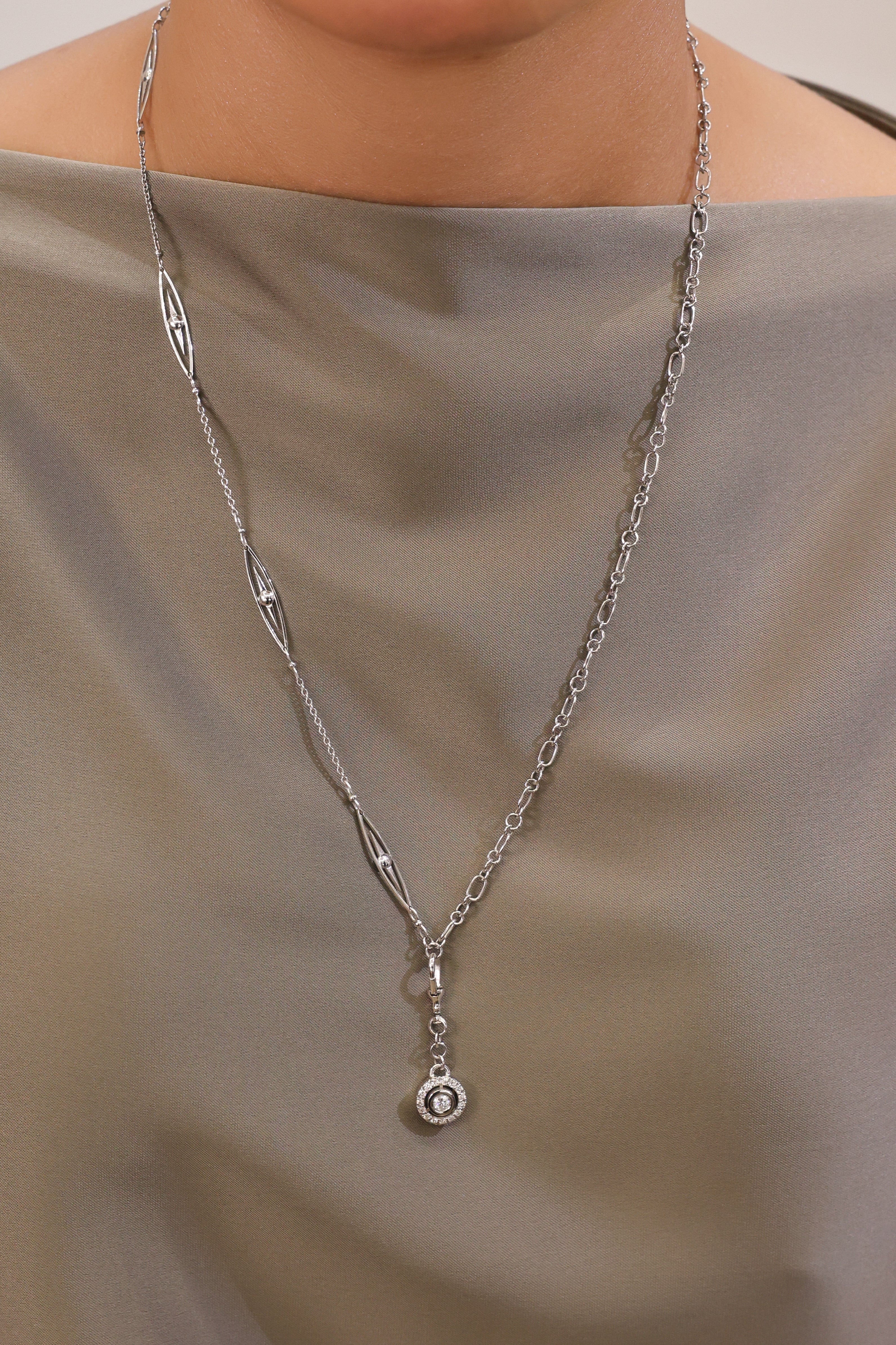 MODERN NATURAL DIAMOND NECKLACE