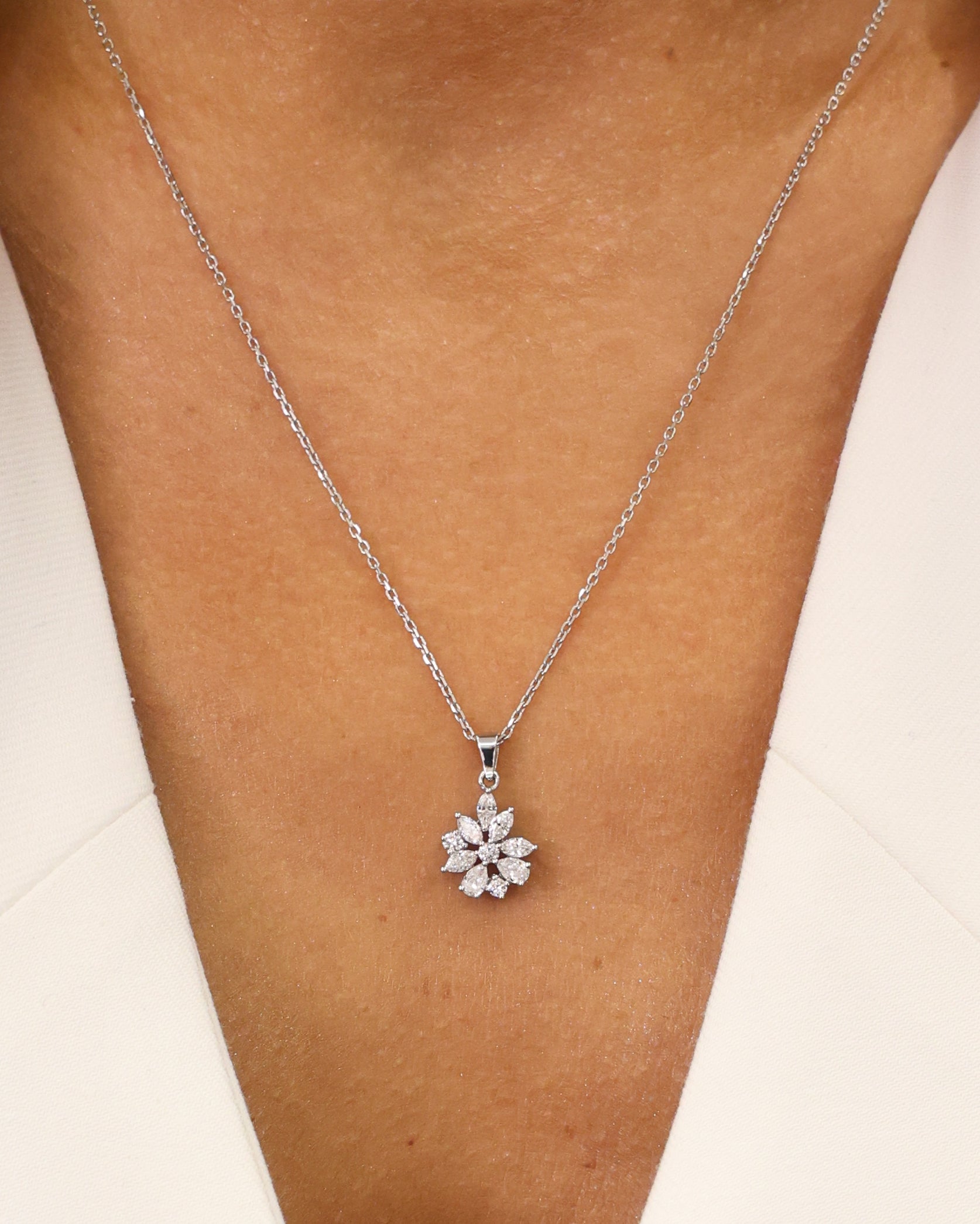 FLOWER PENDANT NATURAL DIAMOND