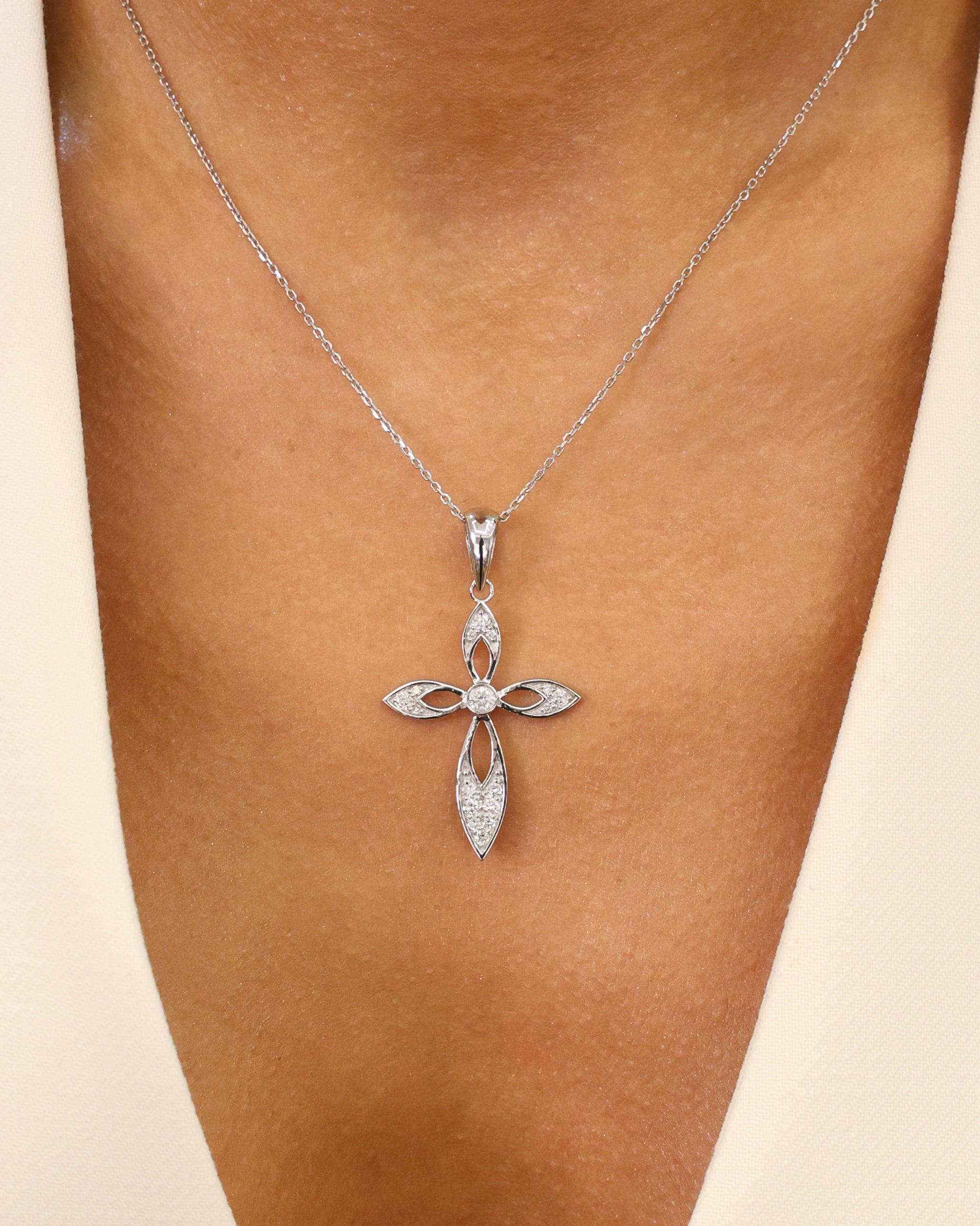 NATURAL DIAMOND CROSS PENDANT 0,51 ct.