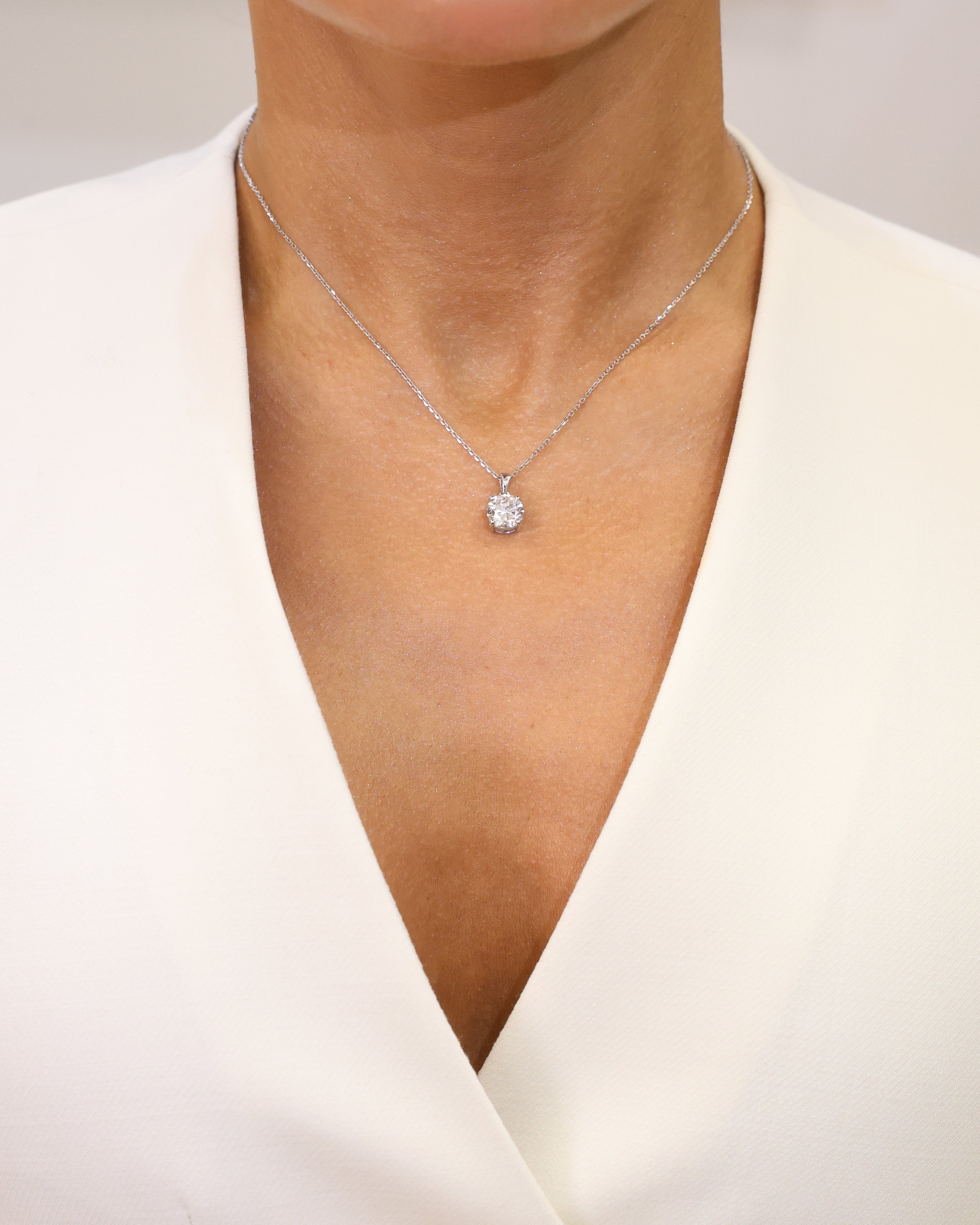 CLASSIC SOLITAIRE PENDANT. ROUND CUT - 2.05 ct.