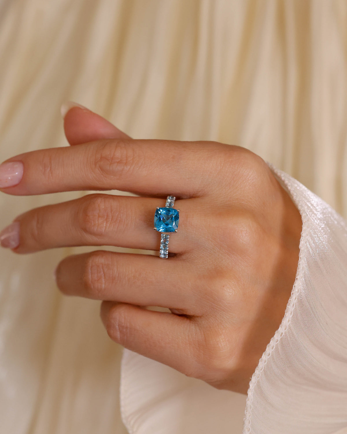 Blue Topaz Ring in 18K White Gold, 3.91 ct