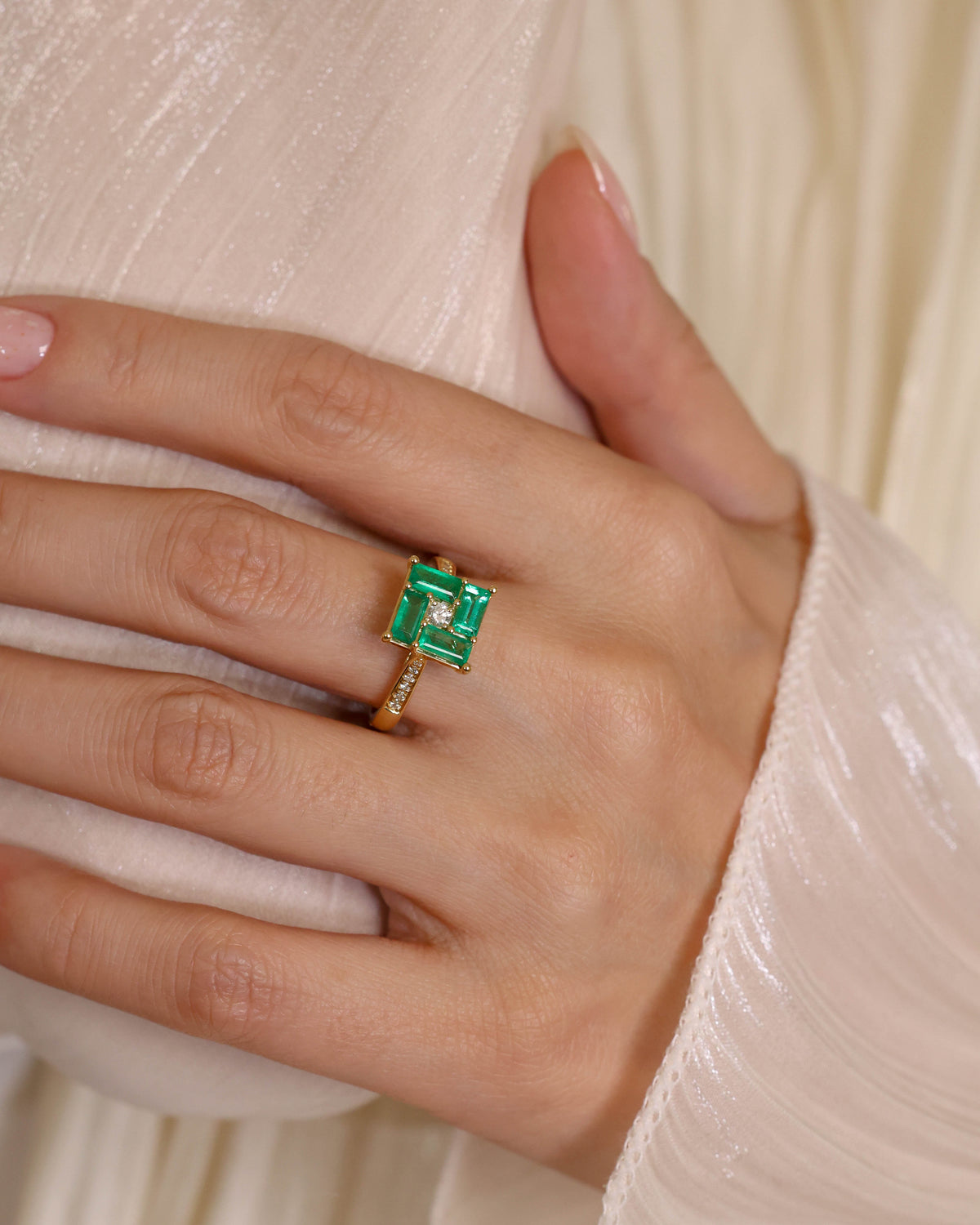Baguette Cut Emerald & Diamond Ring in 18K Yellow Gold, 1.43 ct