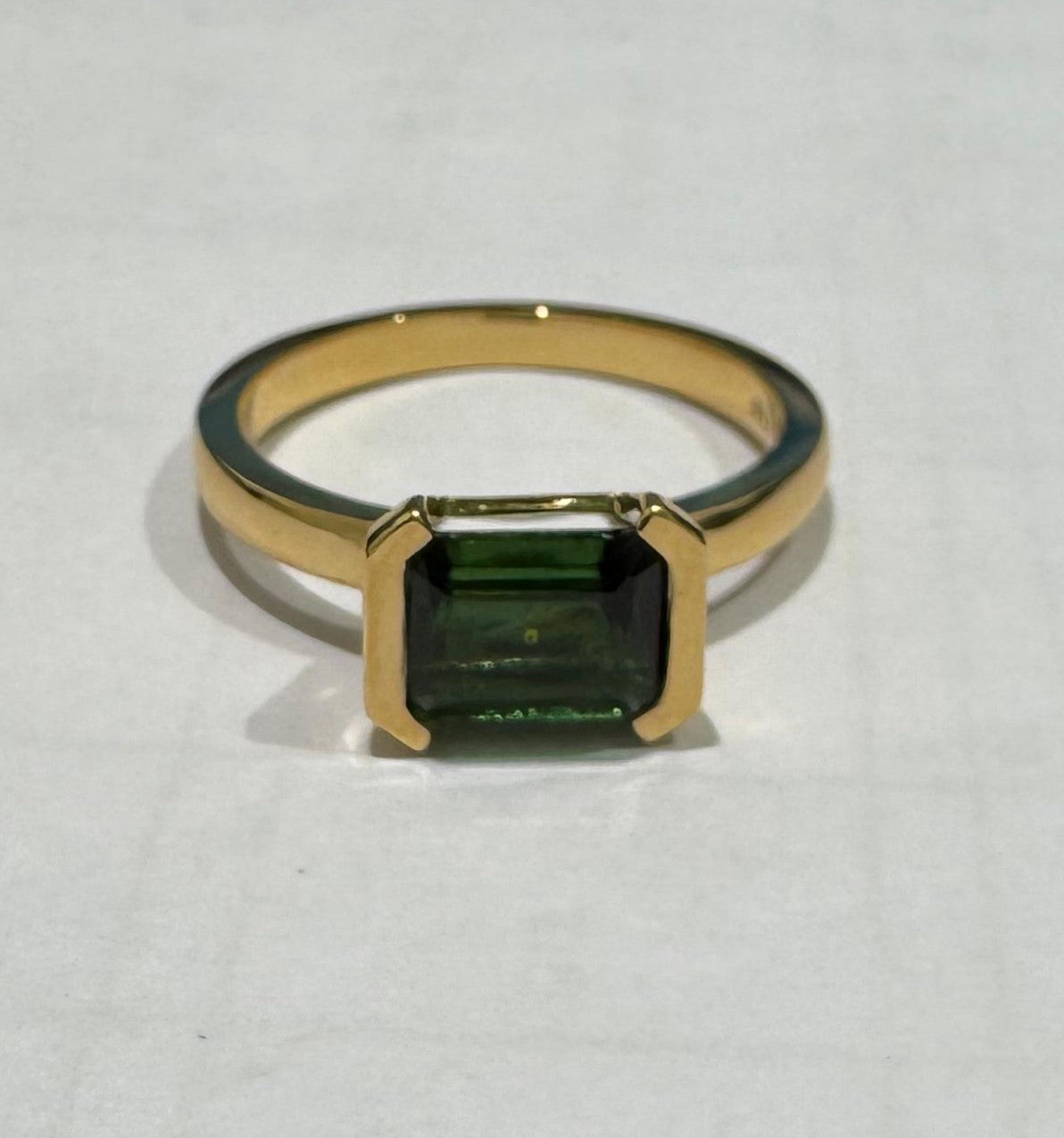 2.17 ct garnet 18k yellow gold ring