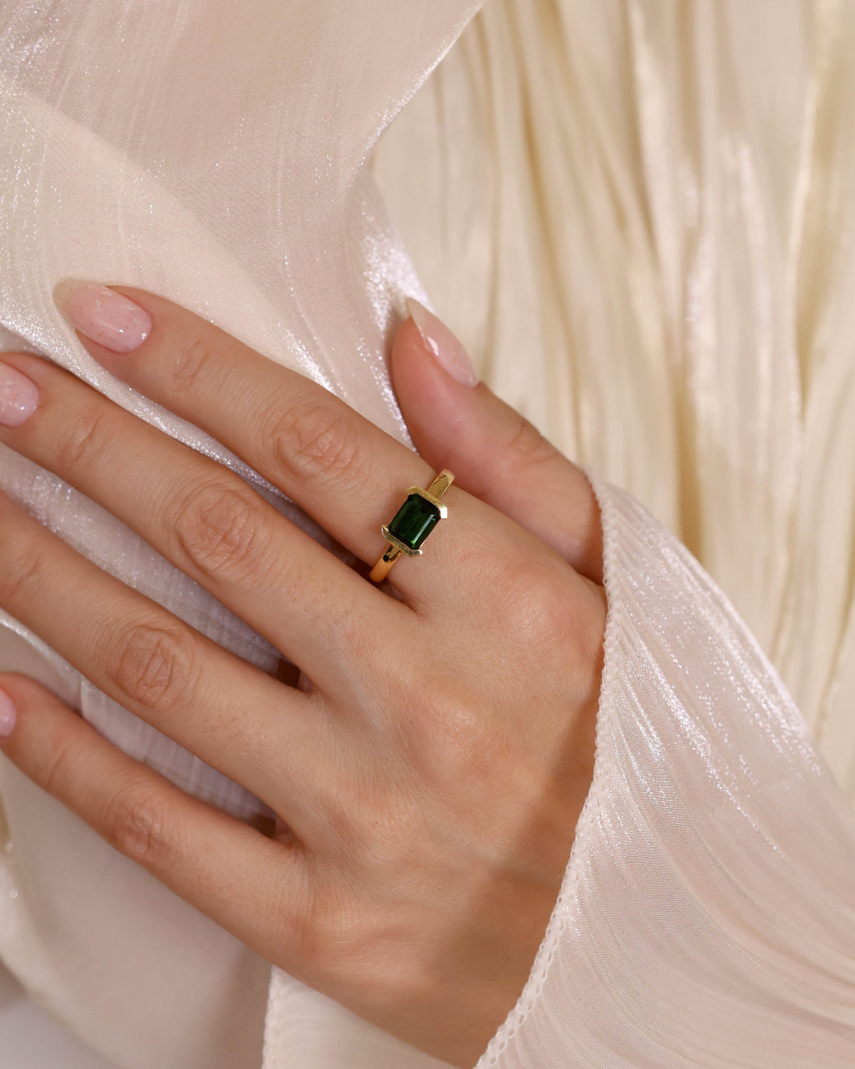 Green Garnet Bezel Ring in 18K Yellow Gold, 2.17 ct