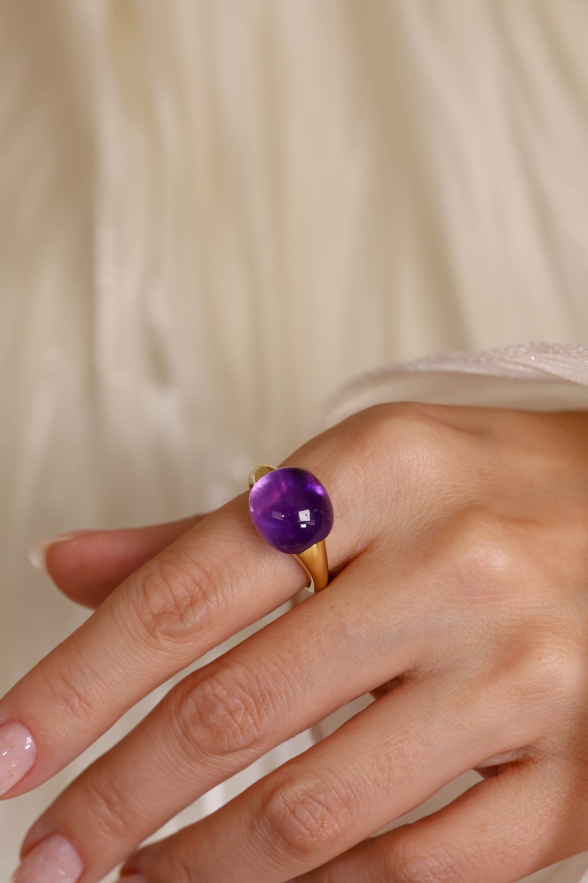 Amethyst Cabochon Ring in 18K Yellow Gold – view 2