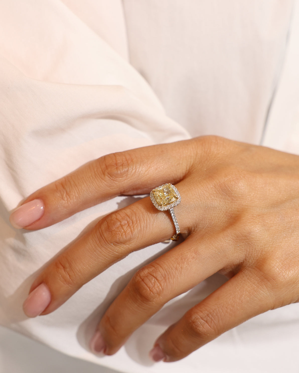 Aster Ring – Cushion Cut 3 ct in 18K White Gold – view 2