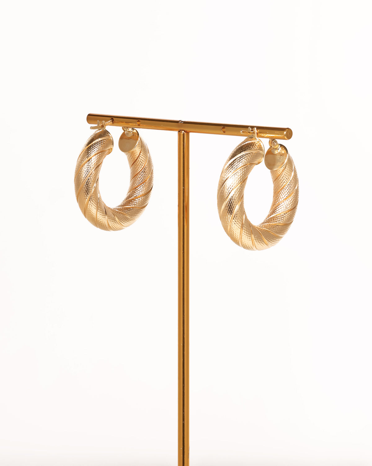 Textured Twist Gold Hoop Earrings in 18K Yellow Gold – GER00092