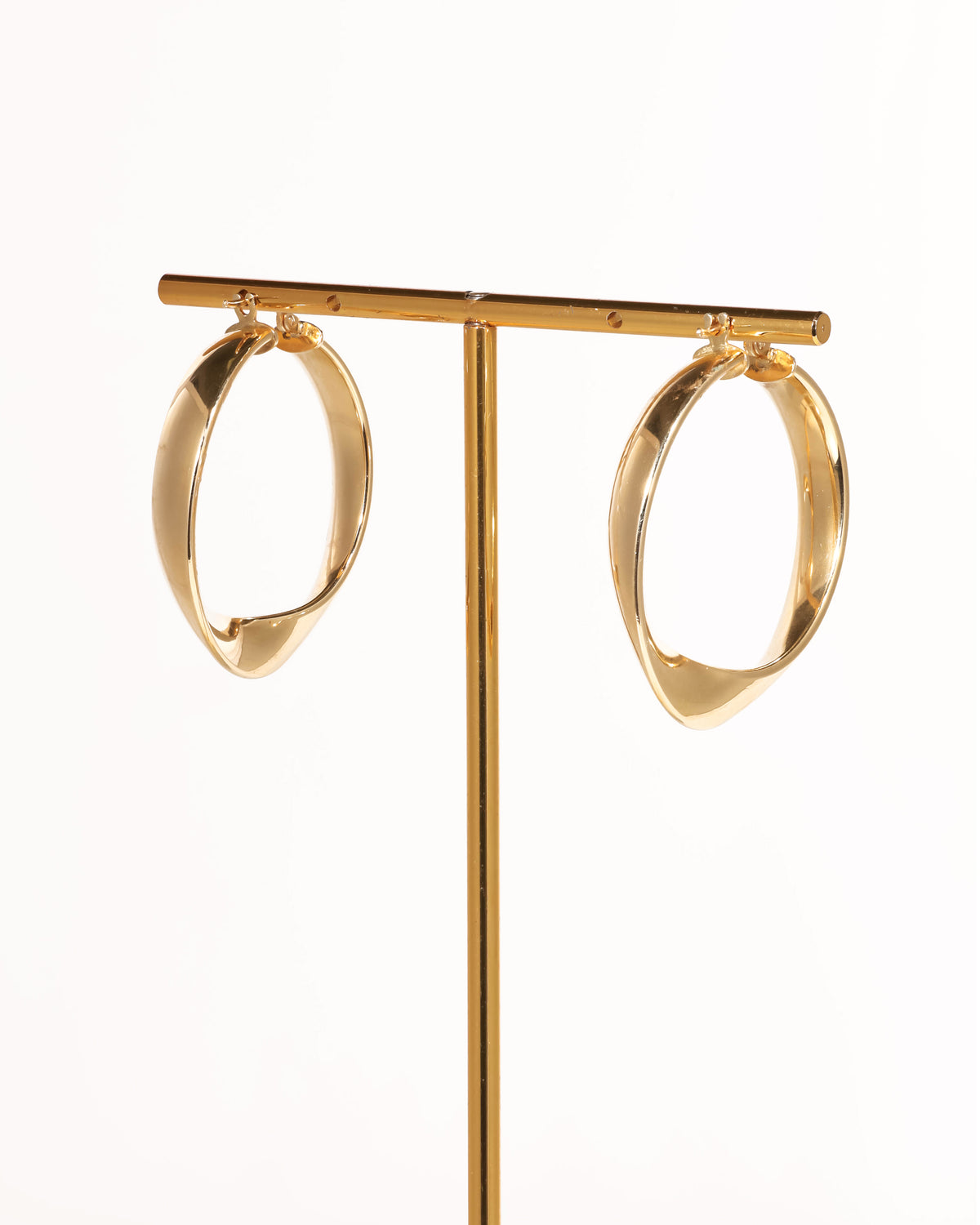 Wavy Gold Hoop Earrings in 18K Yellow Gold – GER00095