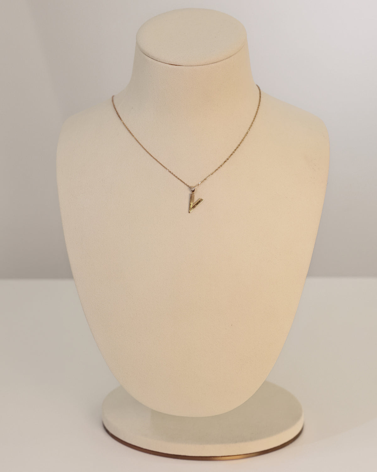 Letter “V” Pendant in 18K Yellow Gold – view 2