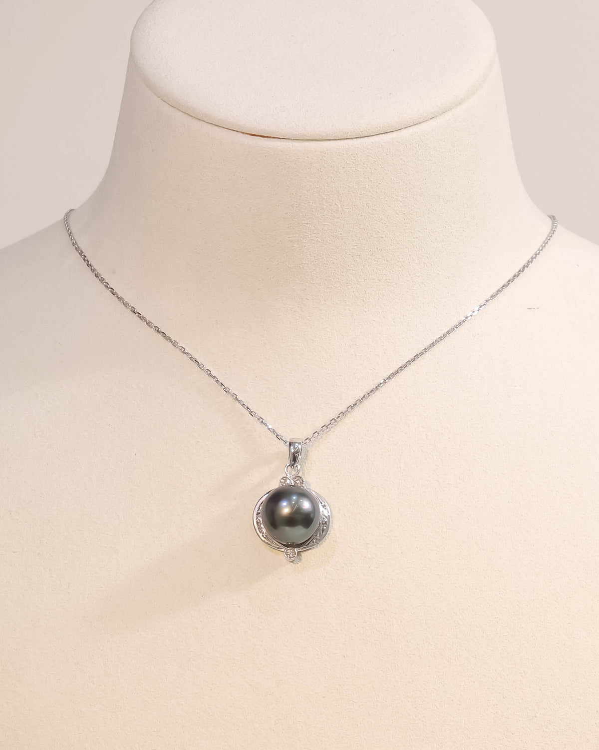 Dark Pearl Diamond Halo Pendant in 18K Mixed Color Gold
