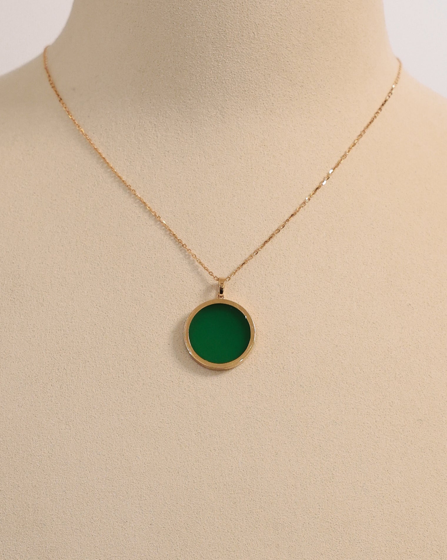 GREEN AGATE BIG CIRCLE PENDANT
