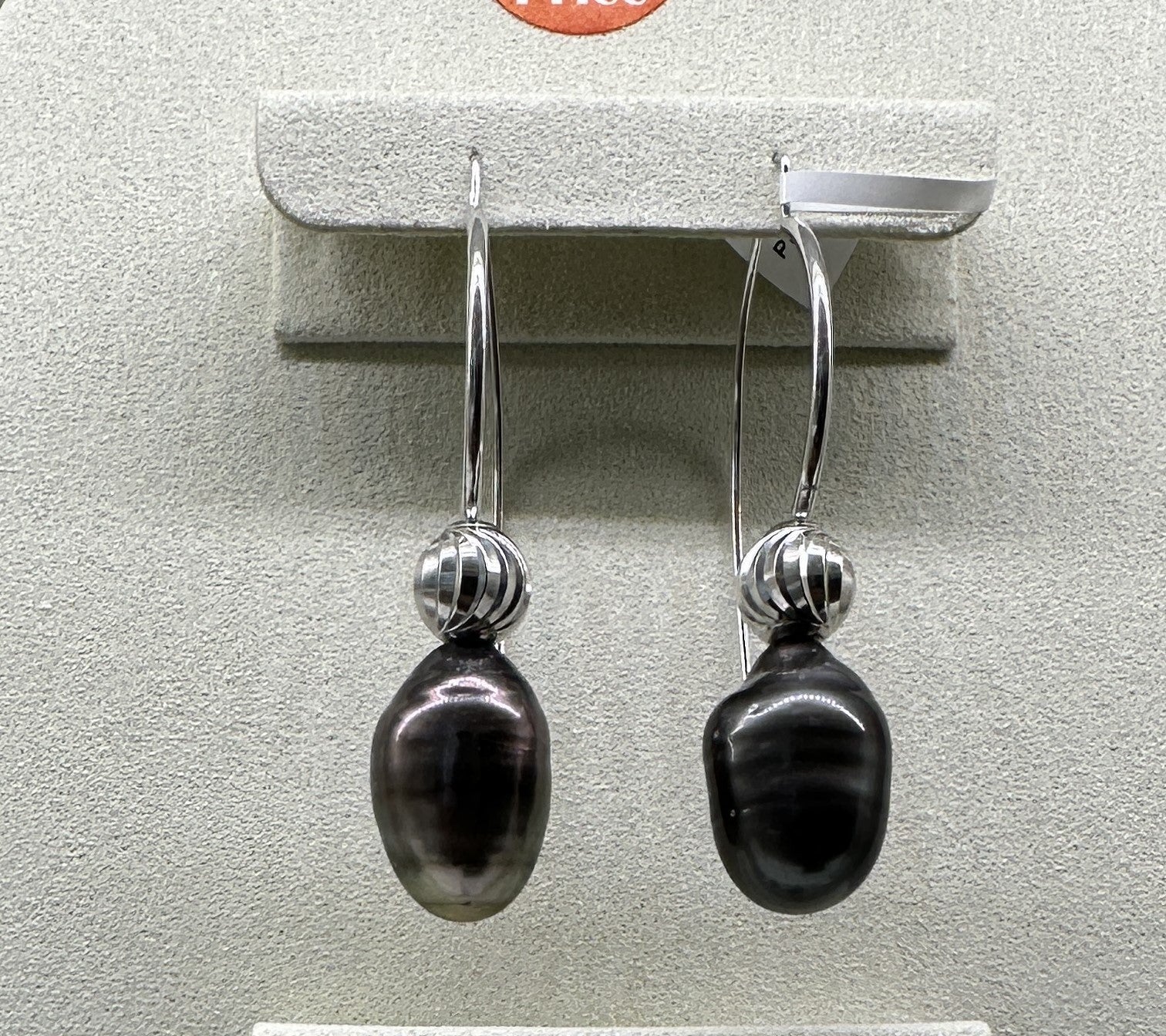 Pear cut pearl white gold earring