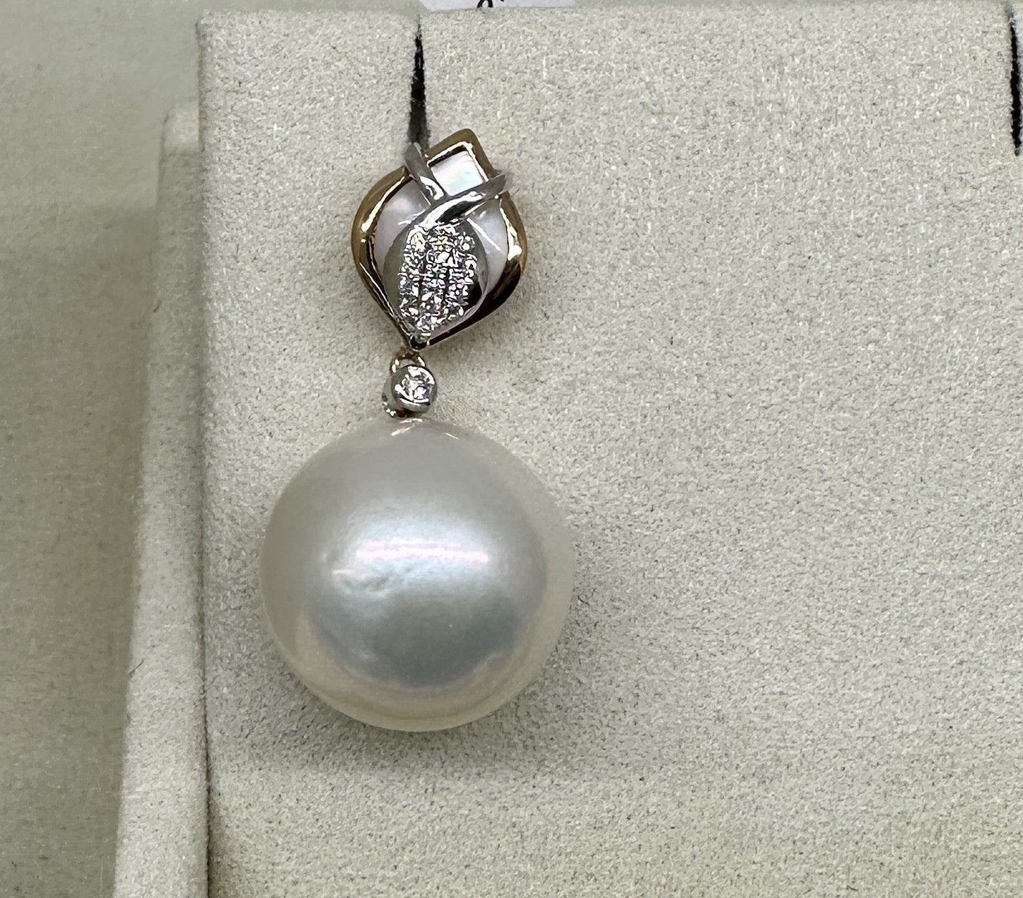 0.11 ct pear cut pearl 18k gold pendant