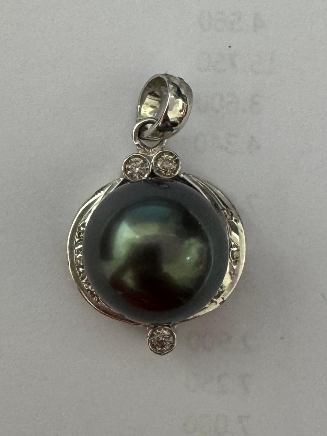 0.15 ct pear cut pearl 18k gold pendant