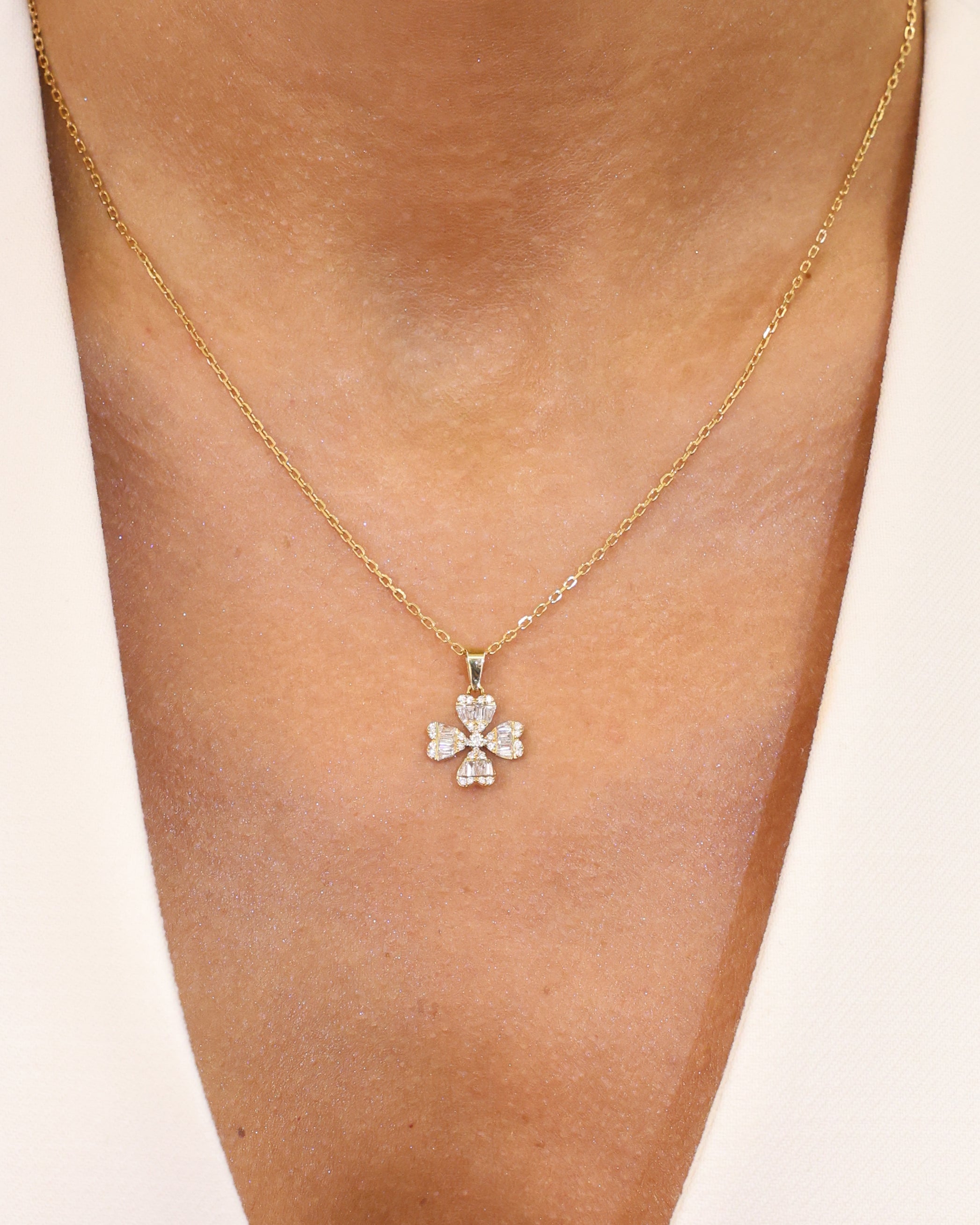 FLOWER PENDANT NATURAL DIAMOND