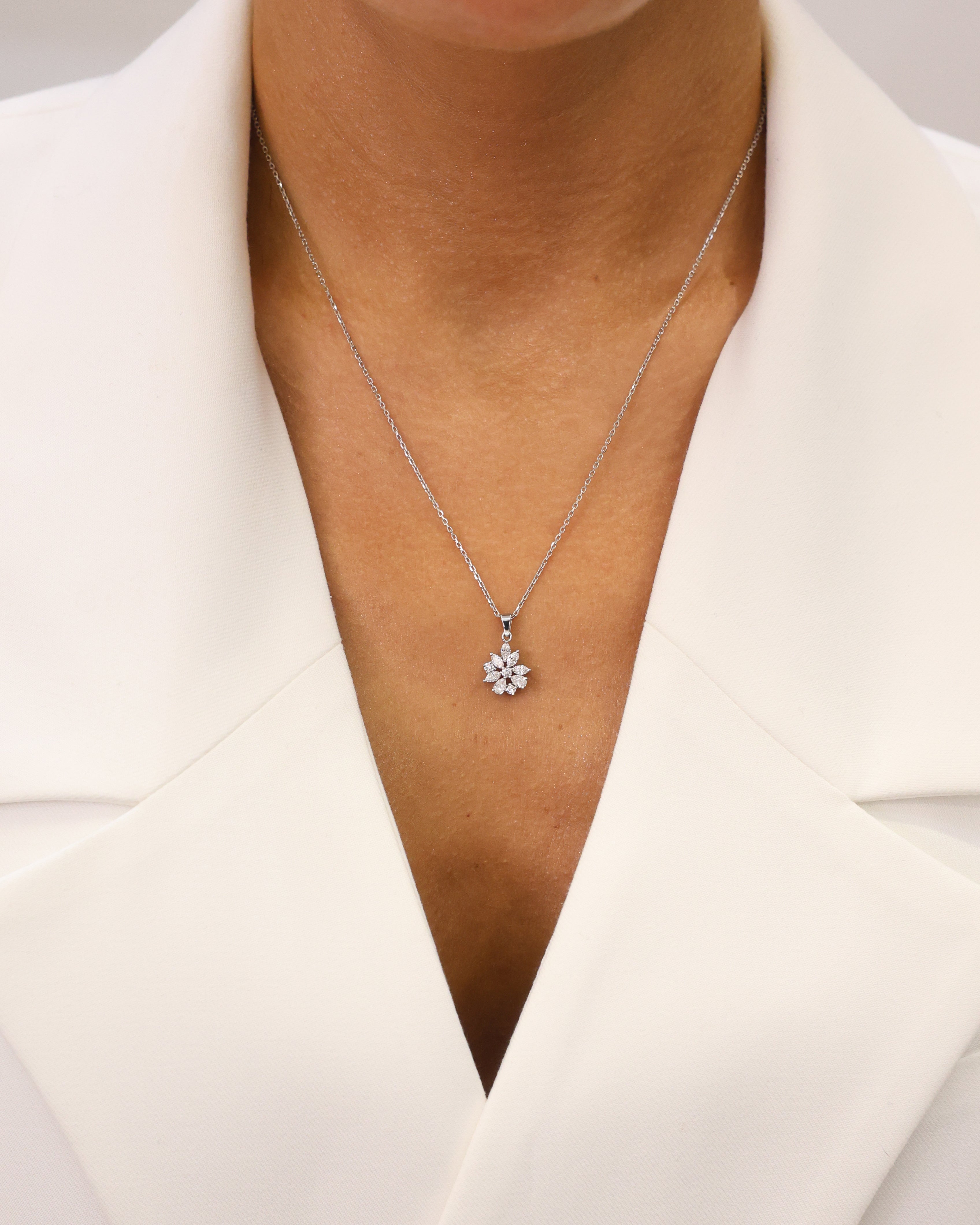 FLOWER PENDANT NATURAL DIAMOND