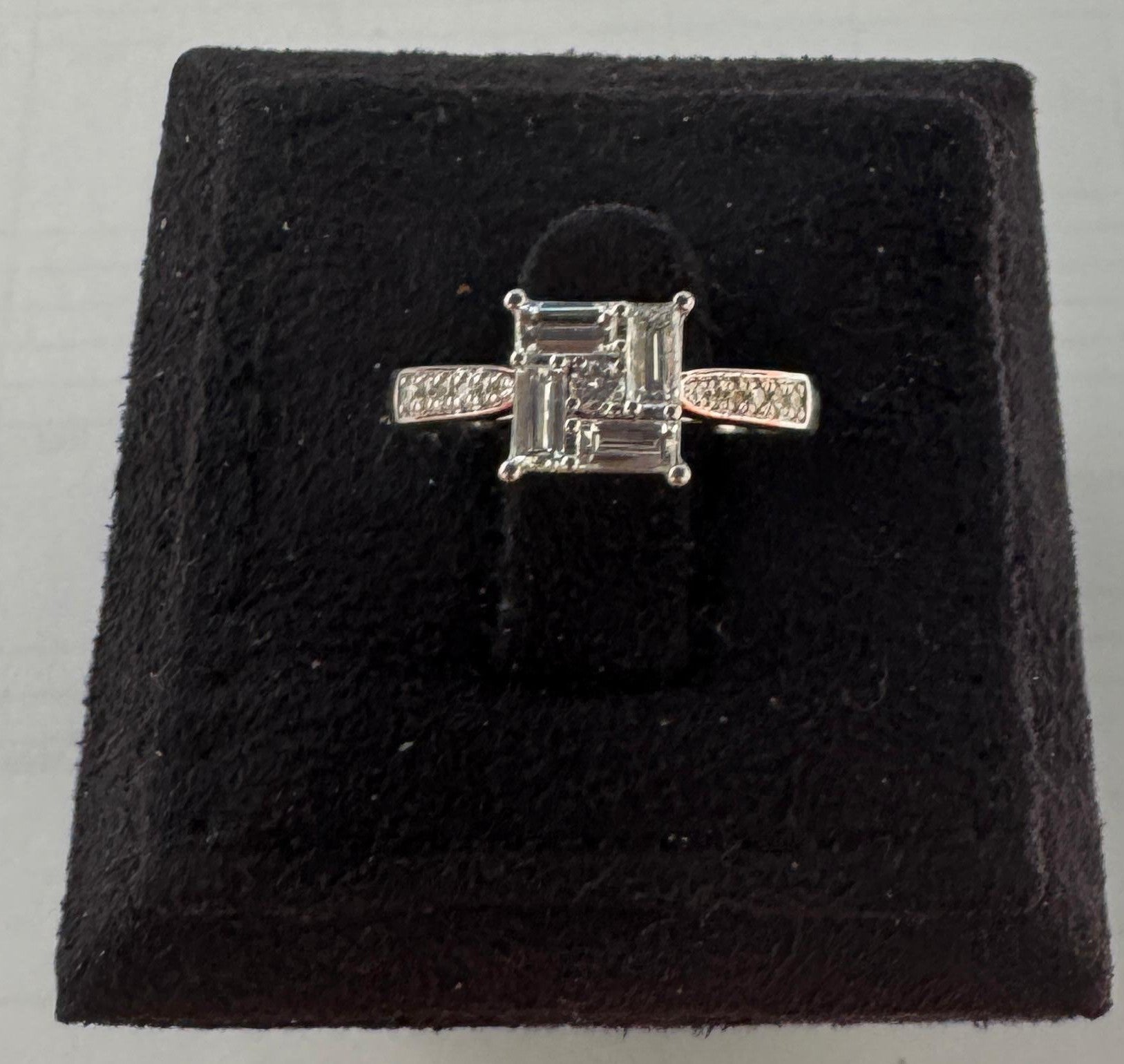 0.69 ct diamond 18k white gold ring