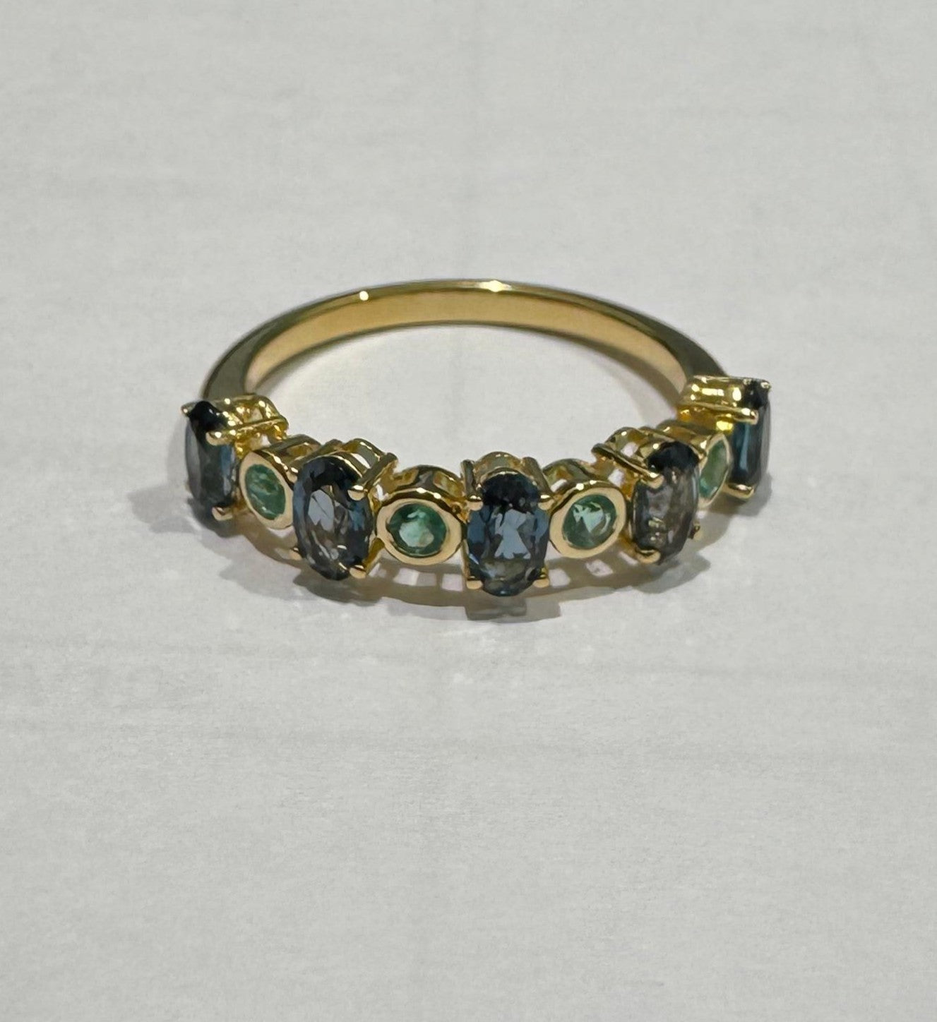 Oval cut emerald 18k yellow gold ring