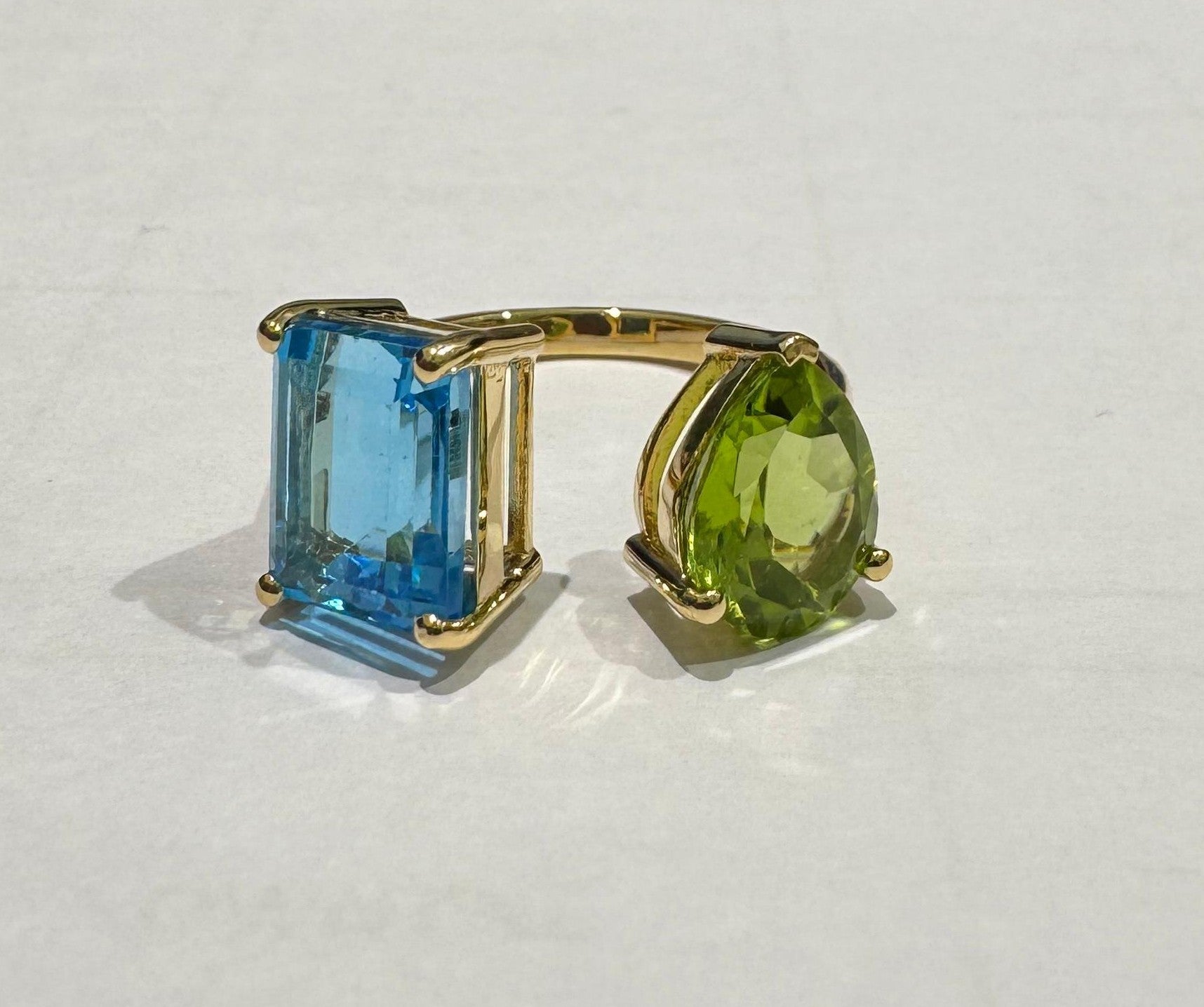4.82 ct Blue Topaz and 2.49 ct Peridot Ring in 18K Yellow Gold