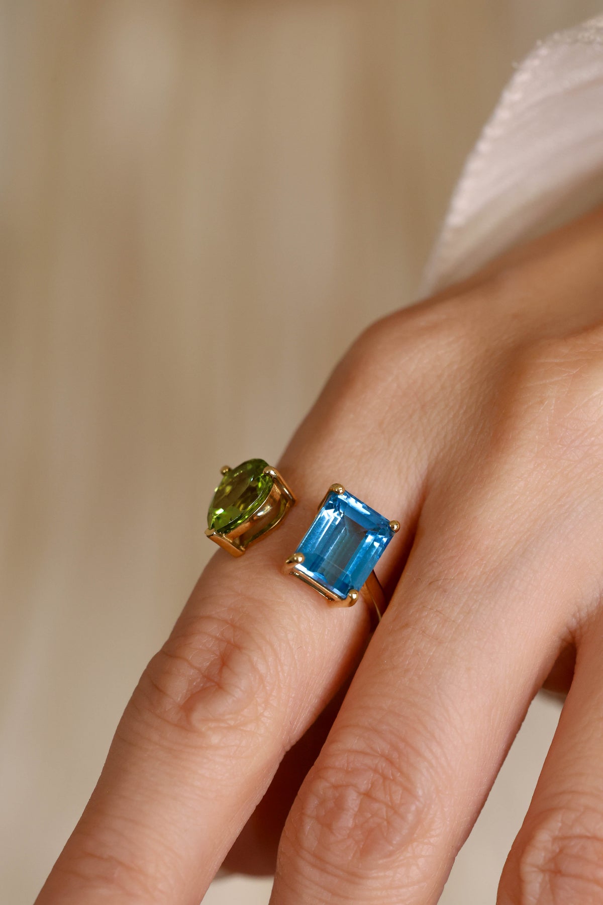 Blue Topaz and Peridot Open Ring in 18K Yellow Gold – view 2