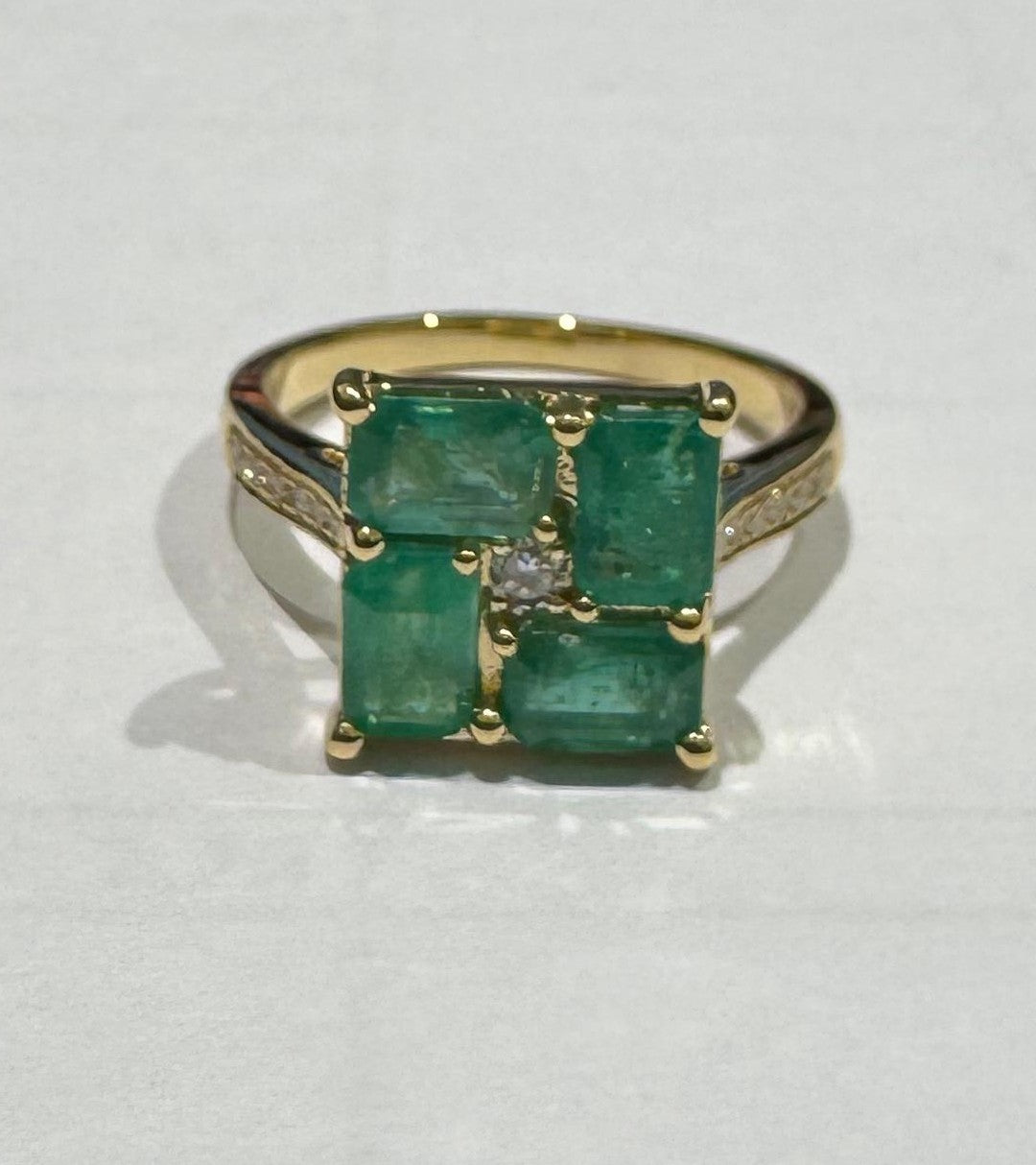 0.16 ct emerald and diamond 18k yellow gold ring