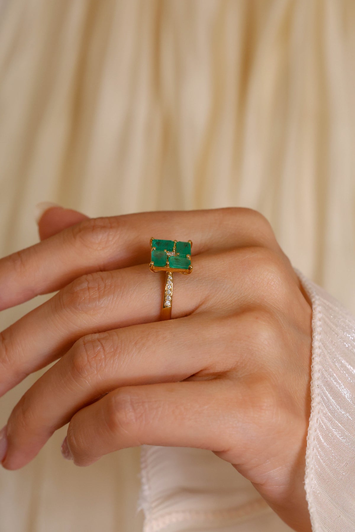 Emerald & Diamond Ring in 18K Yellow Gold – view 2
