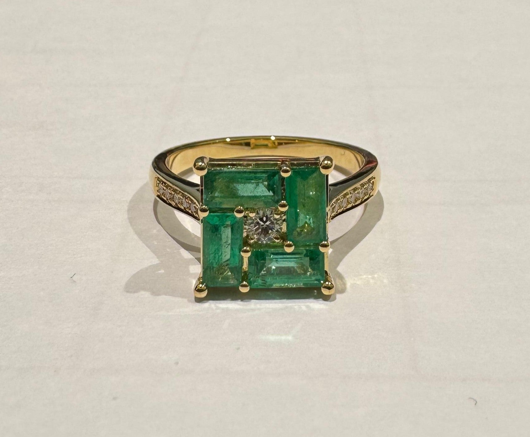 0.20 ct emerald and diamond 18k yellow gold ring