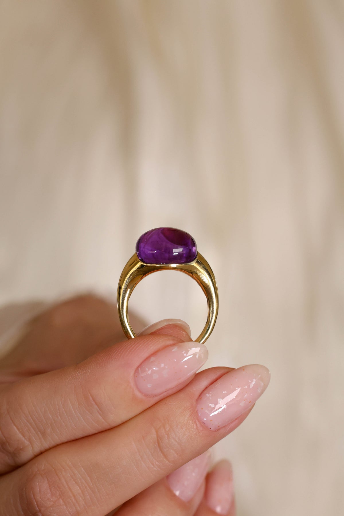 Amethyst Cabochon Ring in 18K Yellow Gold – view 3