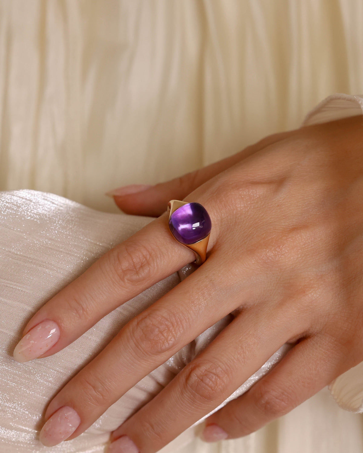 Cabochon Amethyst Ring in 18K Yellow Gold, 13.38 ct