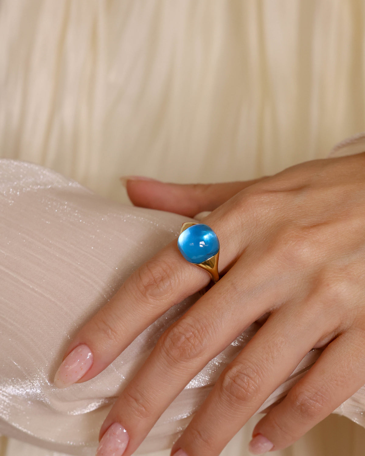 Cabochon Blue Topaz Ring in 18K Yellow Gold, 15.71 ct
