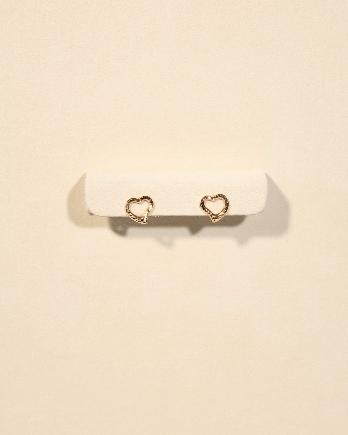 Textured Open Heart Stud Earrings in 18K Yellow Gold – GER00025