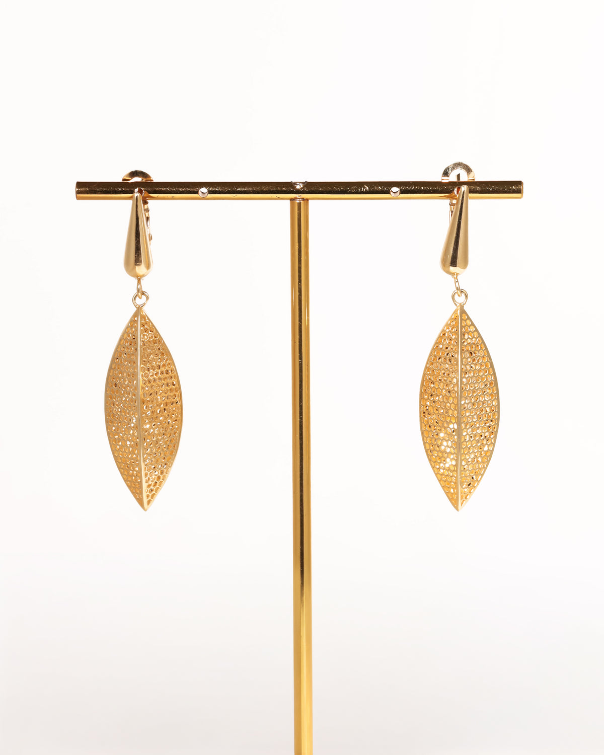 Textured Leaf Drop Earrings in 18K Yellow Gold – GER00088