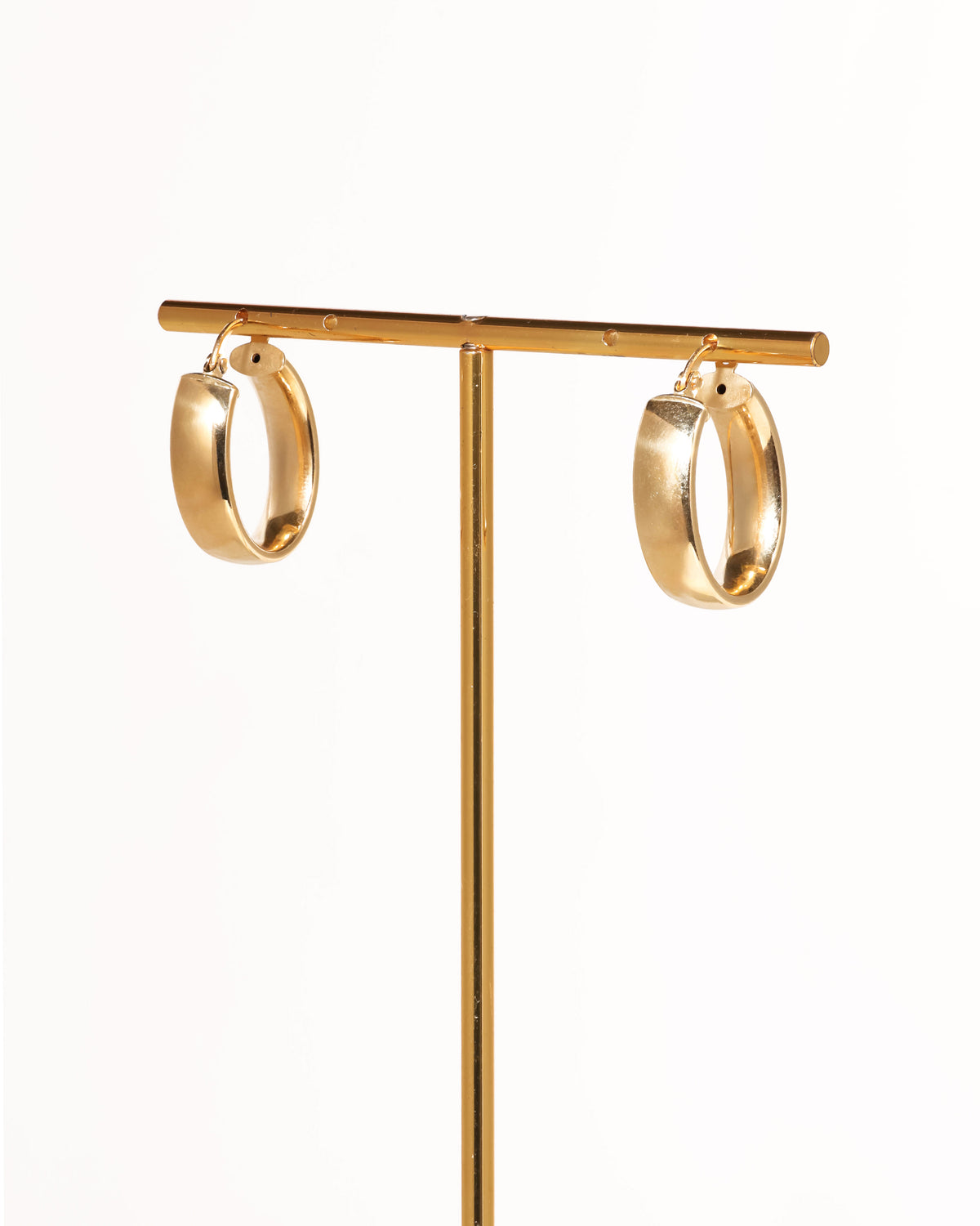 Small Polished Gold Hoop Earrings in 18K Yellow Gold – GER00094