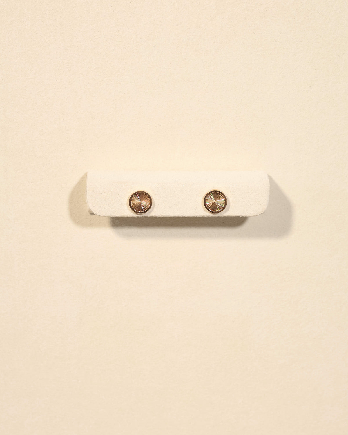 Round Gold Stud Earrings in 18K Yellow Gold – GER00142