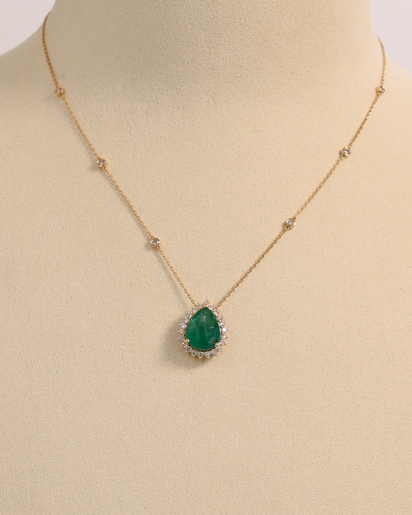 PEAR CUT EMERALD DIAMOND NECKLACE